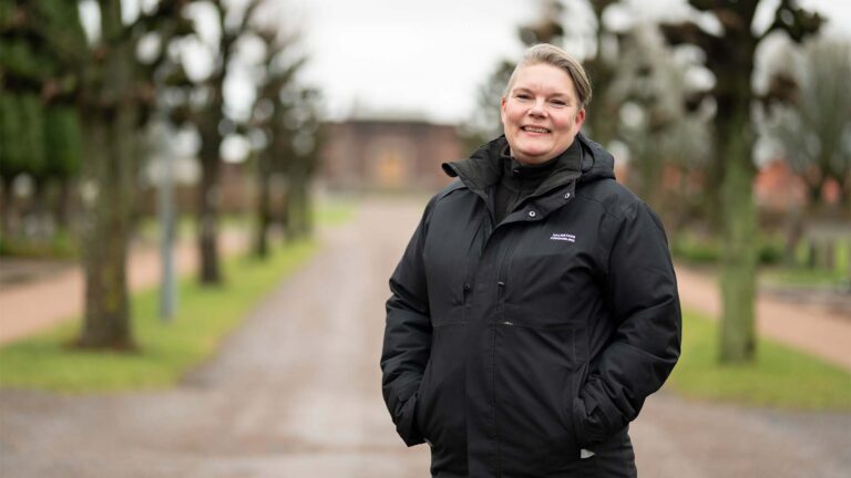 Diana Svensson, kyrkogårdsmästare i Halmstad församling, som börjar klippa med MowFleet-systemet 2014